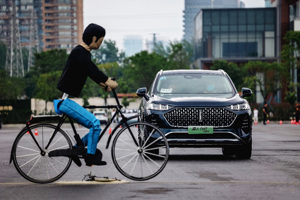 雷军公布改款小米SU7新配色:赤霞红(图1)