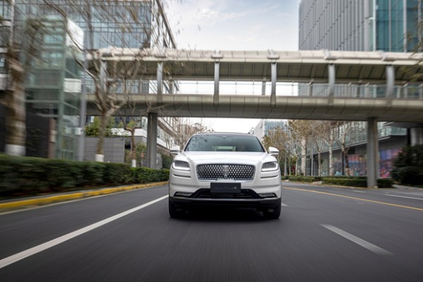 任性的智能汽车升级：随意上锁、卡顿至死(图1)